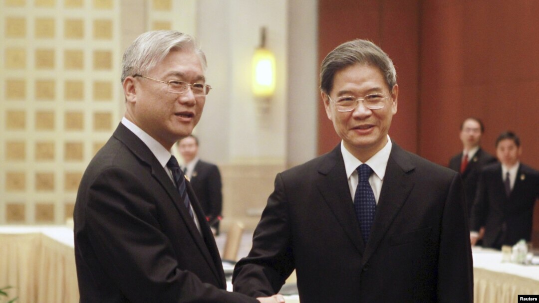 國台辦主任張志軍（右）與時任陸委會主委夏立言2015年10月14日在廣州會晤（路透社）