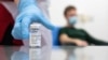 Una foto de fecha desconocida proporcionada por la Universidad de Oxford el 23 de noviembre de 2020, muestra una botella de la vacuna candidata de la Universidad contra el coronavirus.