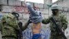 Soldados detienen brevemente a un joven para comprobar si tiene tatuajes relacionados con pandillas mientras patrullan el lado sur de Quito, en medio de la ola de violencia en Ecuador, el 12 de enero de 2024. 