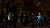 Unas personas portan mascarillas el miércoles 11 de noviembre de 2020 mientras se ejercitan en el parque del Retiro, en Madrid. 