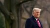 El presidente Donald Trump camina por el jardín sur de la Casa Blanca en Washington antes de abordar el Marine One, el sábado 12 de diciembre de 2020.