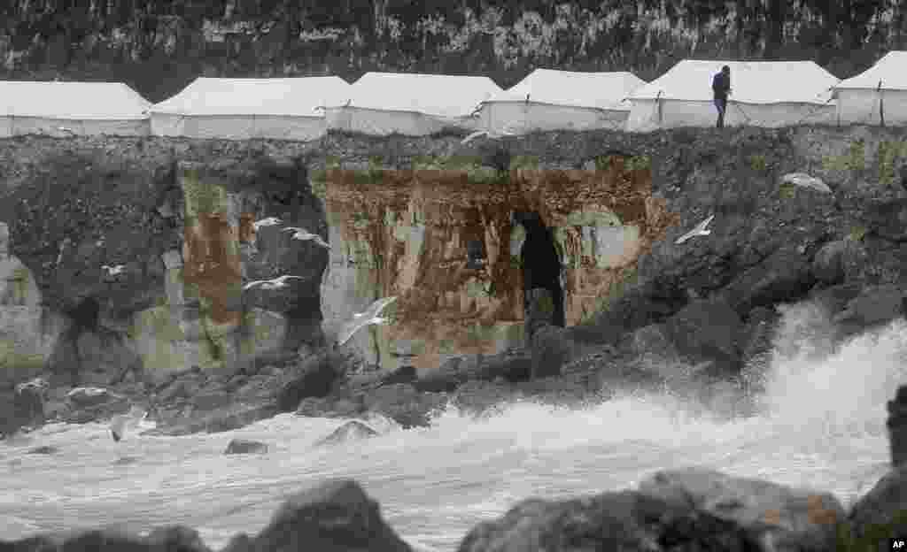 Para migran dan pengungsi mendirikan tenda-tenda di sebuah tebing di Dieppe, Perancis utara.