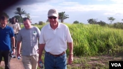 Embaixador Christopher McMullen num campo de desminagem em Malanje (Foto Isaías Soares)